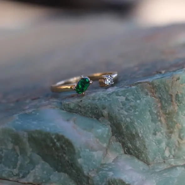 14K Yellow Gold Green Gemstone Ring 1